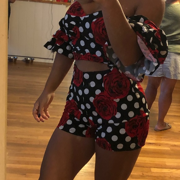 Two piece floral outfit. Crop top and short. - Picture 5 of 6